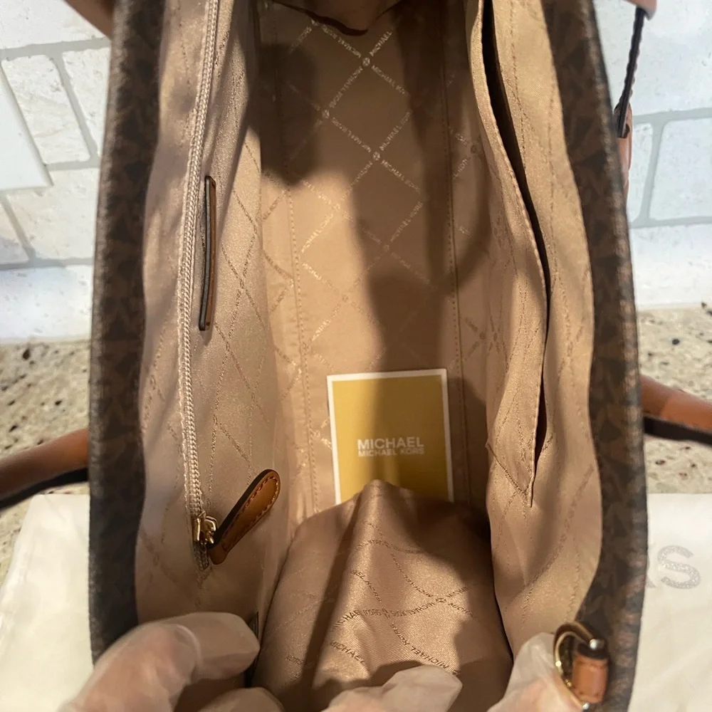 POST HOLIDAY SALE! 🔥MICHAEL KORS MIRELLA TOTE! - Picture 6 of 10